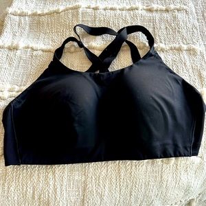 Black Lululemon Strappy back sports bra. EUC